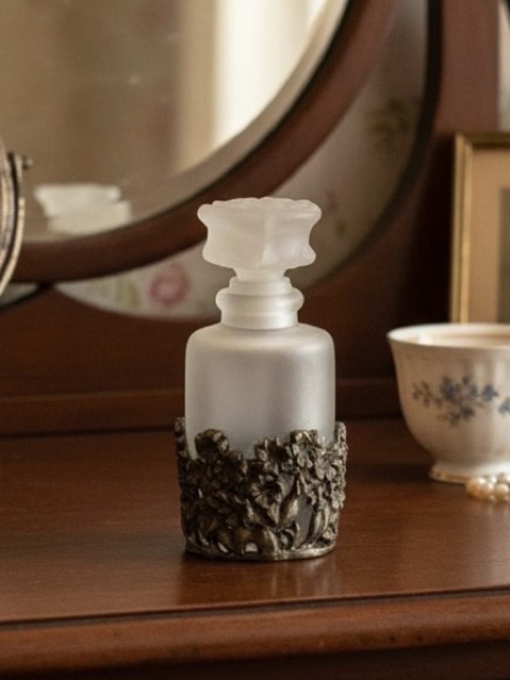 VINTAGE PERFUME BOTTLE 
FROSTED GLASS 
FLORAL PEWTER BASE HOLDER 
ROSE STOPPER